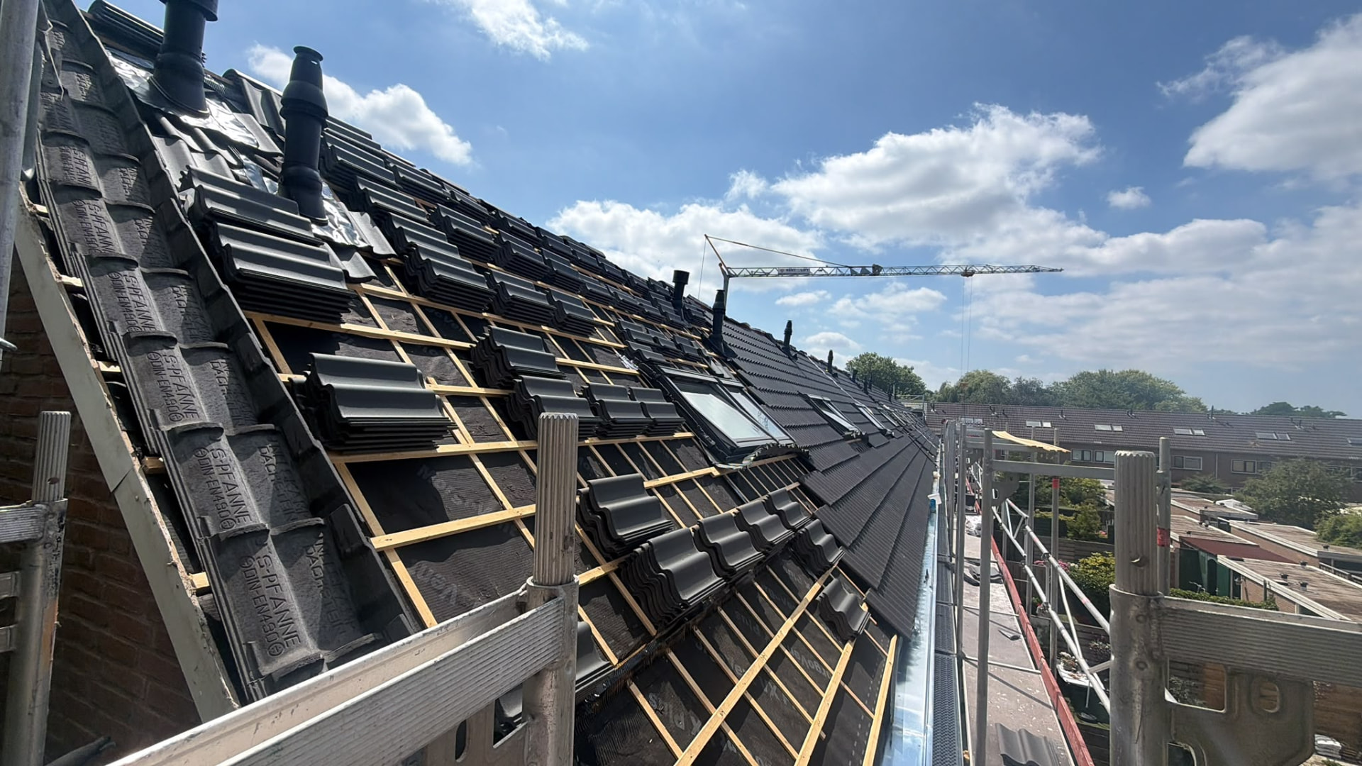 Pannendak met zonnepanelen — Renovatie & steiger
